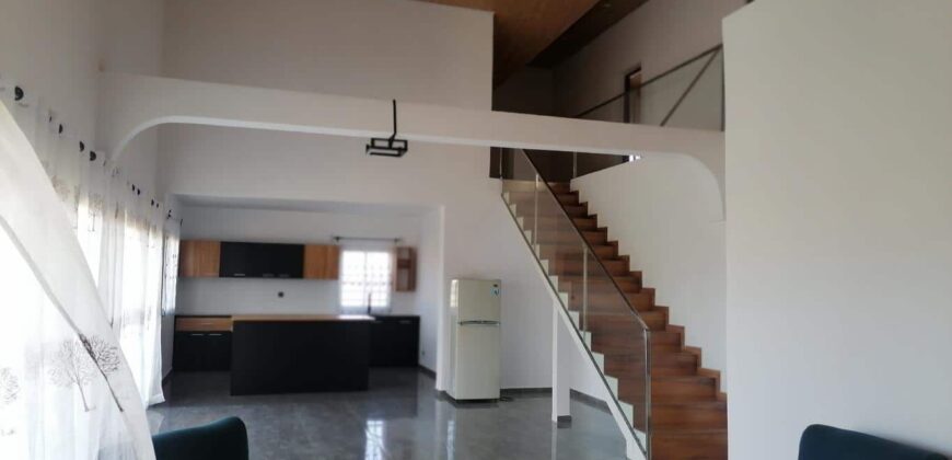 Villa à étage semi-meublée F8, Ambohidratrimo