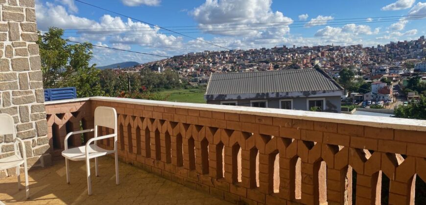 Offre de Location : Maison F5 semi-meublée avec vue montagne et Appartement Indépendant à Ambolokandrina