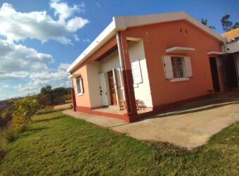 Grande maison F5 et vaste terrain arboré à vendre à Ambohimalaza