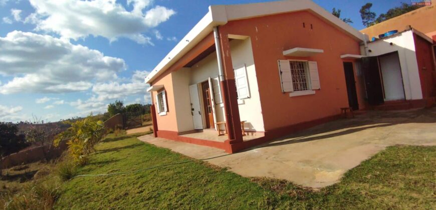 Grande maison F5 et vaste terrain arboré à vendre à Ambohimalaza