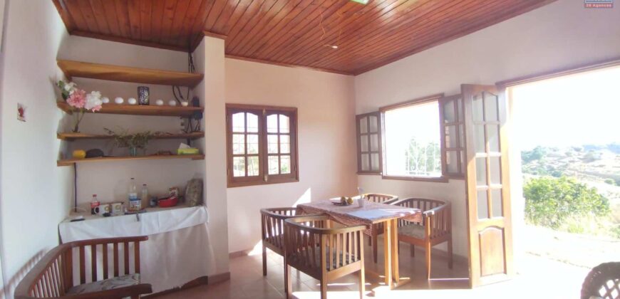 Grande maison F5 et vaste terrain arboré à vendre à Ambohimalaza