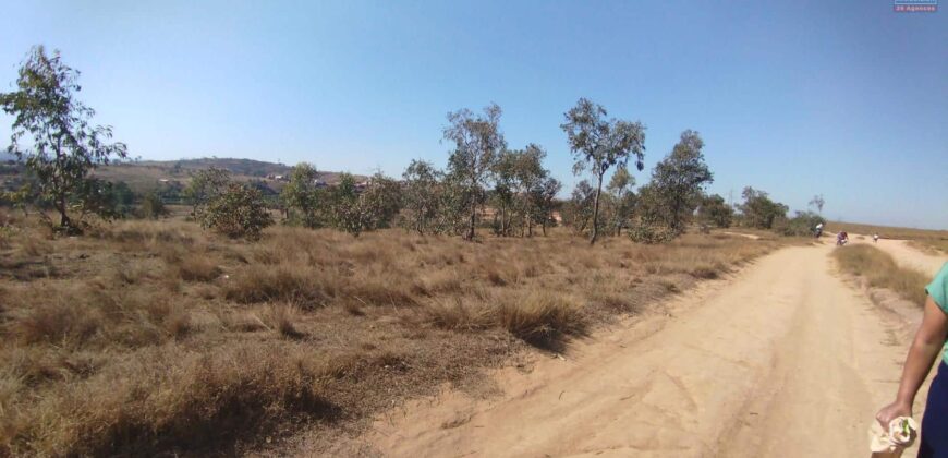 A vendre vaste terrain de 9958 m2 avec vue dégagée sur les alentours situé en bord de route à Fenoarivo Morarano