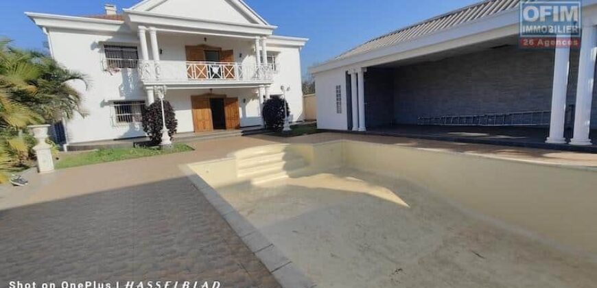 A louer une grande villa F6 avec piscine, Talatamaty