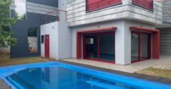 Location Villa moderne de type F4 avec piscine située dans une résidence sécurisée à Ankadimbahoaka