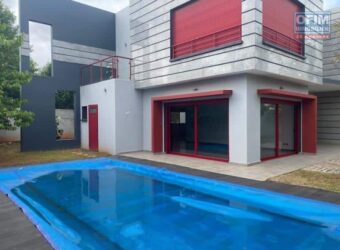 Location Villa moderne de type F4 avec piscine située dans une résidence sécurisée à Ankadimbahoaka