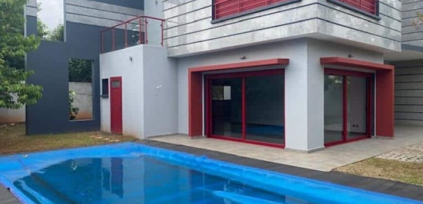 Location Villa moderne de type F4 avec piscine située dans une résidence sécurisée à Ankadimbahoaka