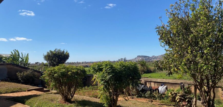 A louer une villa T4 semi meublée avec jardin située à Soavina Tanjombato