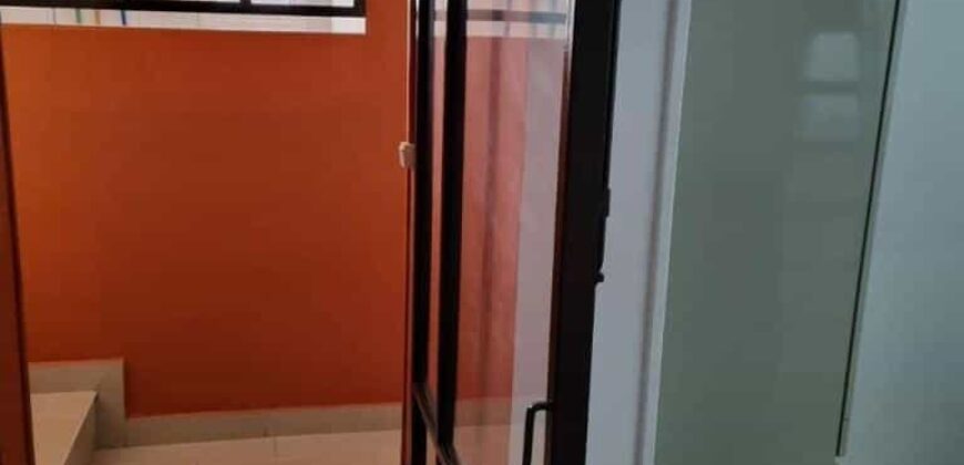 En location un appartement T3 entièrement meublé et équipé situé dans un quartier calme à Ambatobe