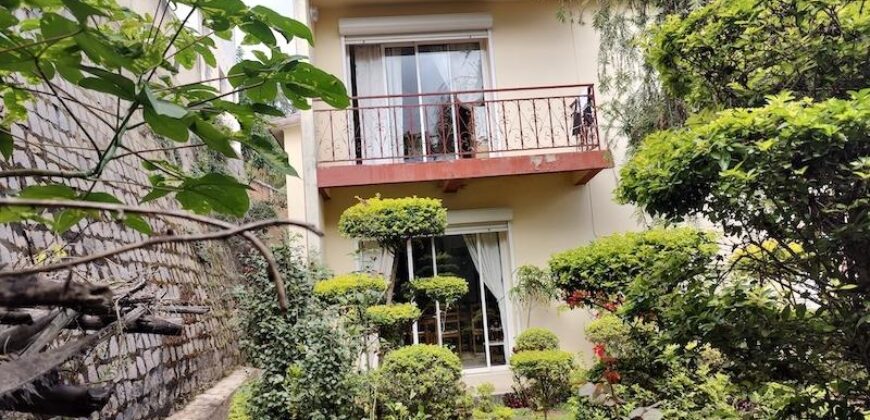 A vendre une charmante villa T4 de 940 m2 nichée dans un quartier calme à Amboaroy Ambohibao