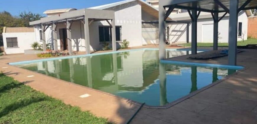 A louer une spacieuse villa T5 avec piscine et grand jardin à Androhibe