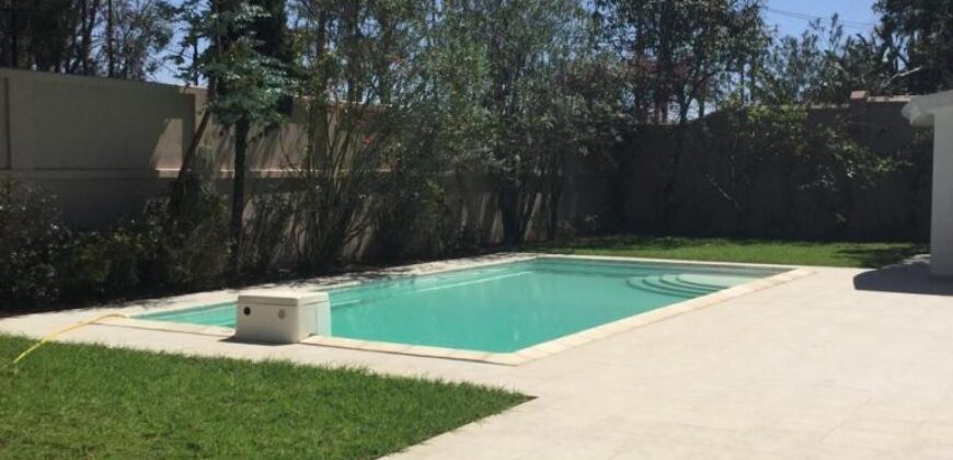 En location villa F6 avec piscine implantée sur un terrain de 1600 m2 à Ambatobe