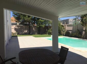 En location villa F6 avec piscine implantée sur un terrain de 1600 m2 à Ambatobe