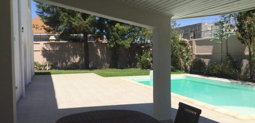 En location villa F6 avec piscine implantée sur un terrain de 1600 m2 à Ambatobe