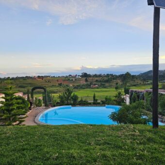 À louer : petite villa meublée T3 de 55 m² sur un terrain de 1400 m² avec piscine à Betsizaraina.