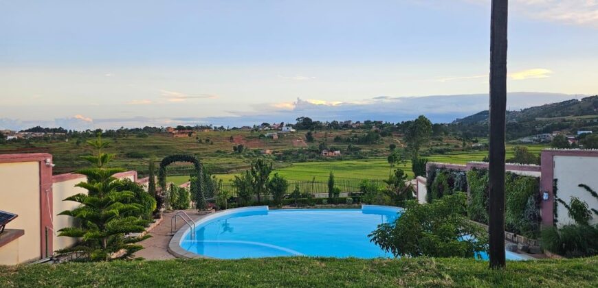 À louer : petite villa meublée T3 de 55 m² sur un terrain de 1400 m² avec piscine à Betsizaraina.