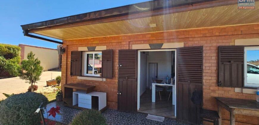 À louer : petite villa meublée T3 de 55 m² sur un terrain de 1400 m² avec piscine à Betsizaraina.