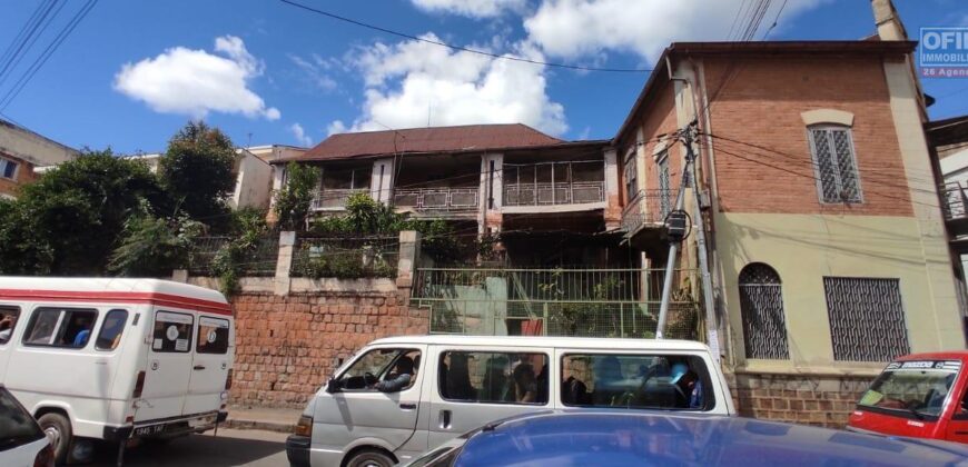 A vendre deux maisons traditionnelles à rénover situées en bord de la route principale à Amparibe