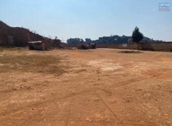 A vendre un terrain de 2200 m2 situé en bord de route principale à Ambohibe-Tananarive