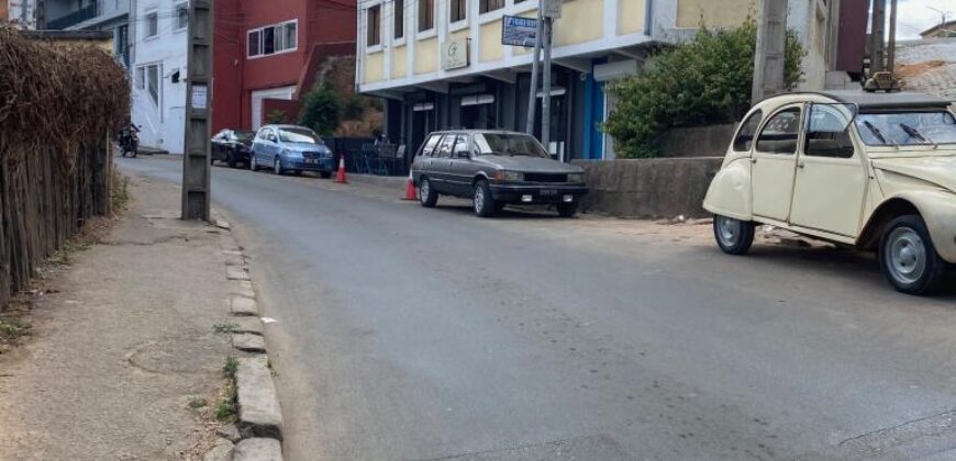 A vendre maison sur trois niveaux située en bord de route à Isoraka