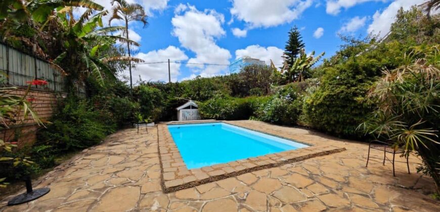 Villa T7 à louer implantée dans cadre paisible et sécurisé avec jardin et piscine à Ivandry-Tananarive