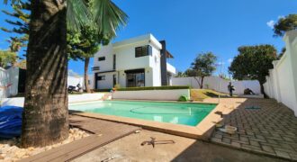 Louez cette villa de charme F5 avec piscine et jardin située dans une résidence sécurisée à Ambohijanahary-Tananarive