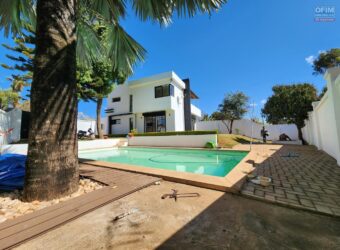 Louez cette villa de charme F5 avec piscine et jardin située dans une résidence sécurisée à Ambohijanahary-Tananarive