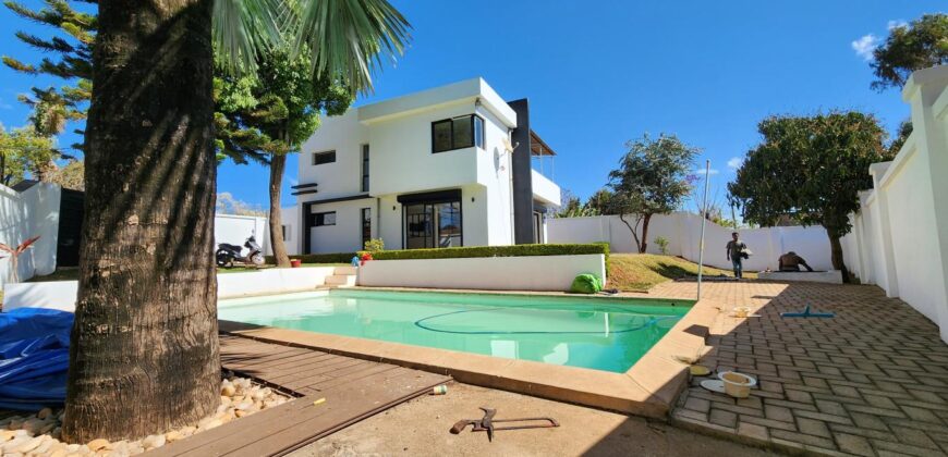 Louez cette villa de charme F5 avec piscine et jardin située dans une résidence sécurisée à Ambohijanahary-Tananarive