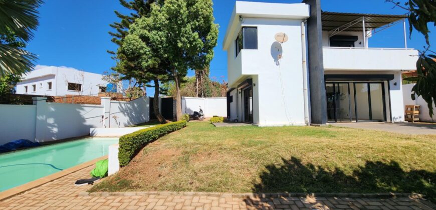 Louez cette villa de charme F5 avec piscine et jardin située dans une résidence sécurisée à Ambohijanahary-Tananarive