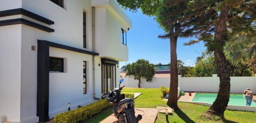 Louez cette villa de charme F5 avec piscine et jardin située dans une résidence sécurisée à Ambohijanahary-Tananarive