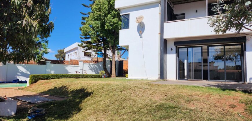 Louez cette villa de charme F5 avec piscine et jardin située dans une résidence sécurisée à Ambohijanahary-Tananarive