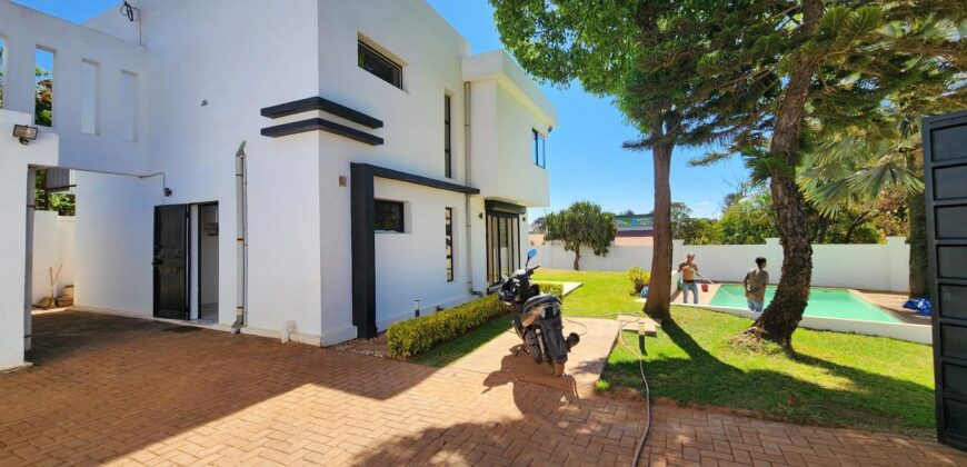 Louez cette villa de charme F5 avec piscine et jardin située dans une résidence sécurisée à Ambohijanahary-Tananarive