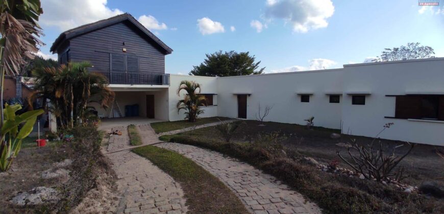 À Vendre : Villa spacieuse avec studio, idéalement située à Ambohibe Ilafy