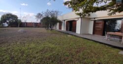 À Vendre : Villa spacieuse avec studio, idéalement située à Ambohibe Ilafy