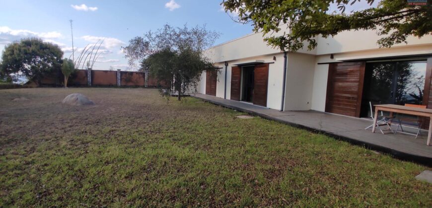 À Vendre : Villa spacieuse avec studio, idéalement située à Ambohibe Ilafy