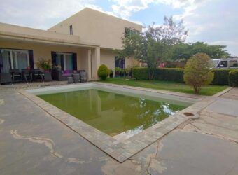 A vendre villa moderne F4 avec piscine située dans une résidence sécurisée à Ambohimanambola