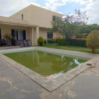 A vendre villa moderne F4 avec piscine située dans une résidence sécurisée à Ambohimanambola