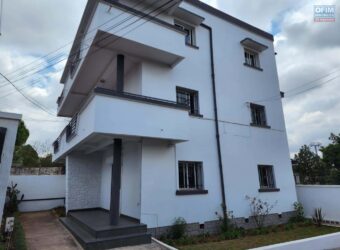 À louer : bâtiment R+2 de type T6, parfait pour bureaux, situé dans un quartier prisé d’Ivandry, le long d’une route principale.