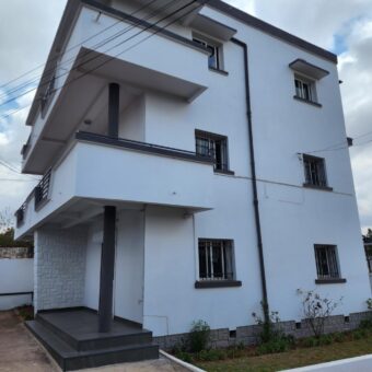 À louer : bâtiment R+2 de type T6, parfait pour bureaux, situé dans un quartier prisé d’Ivandry, le long d’une route principale.