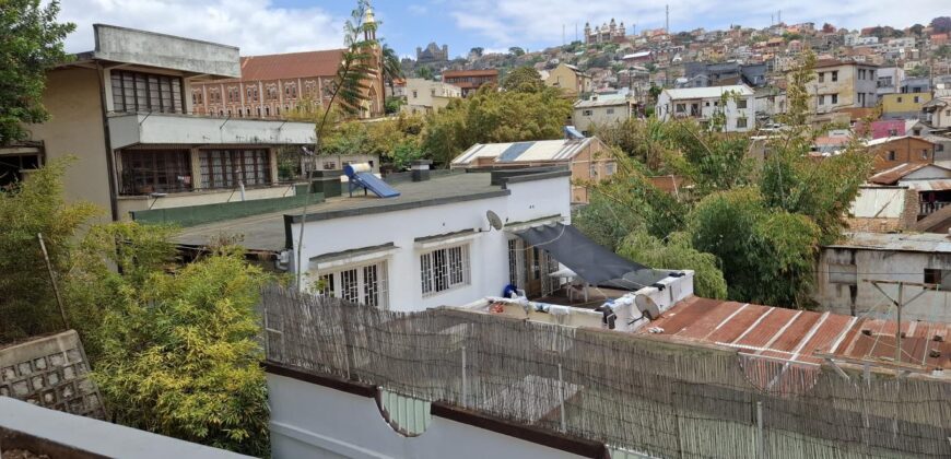 A louer une maison T3 située dans un quartier calme en bord de route d’Ampasanimalo