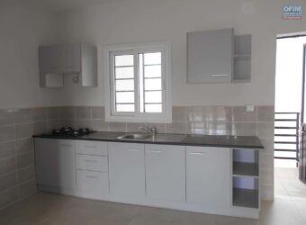 En location appartement sécurisé de type F4 situé à Ambohimiandra-Tananarive