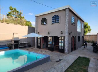 À louer : villa contemporaine F4 neuve meublée avec piscine, située dans un quartier résidentiel calme à Ambohibao.