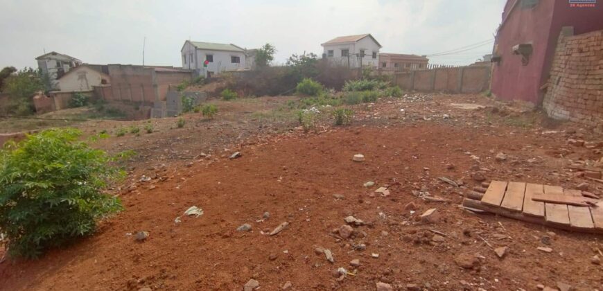 A vendre un terrain de 493 m2 avec une belle vue situé en bord de route principale à Alasora- Antananarivo