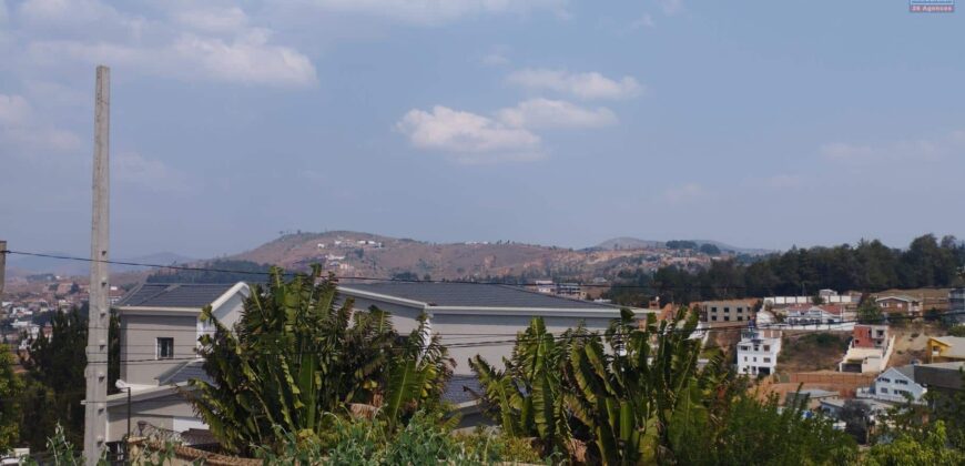 A vendre un terrain de 493 m2 avec une belle vue situé en bord de route principale à Alasora- Antananarivo