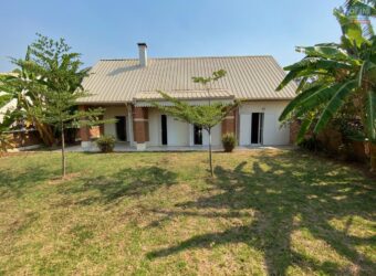 A louer une villa T4 avec jardin située dans un résidence sécurisée à Ambatobe