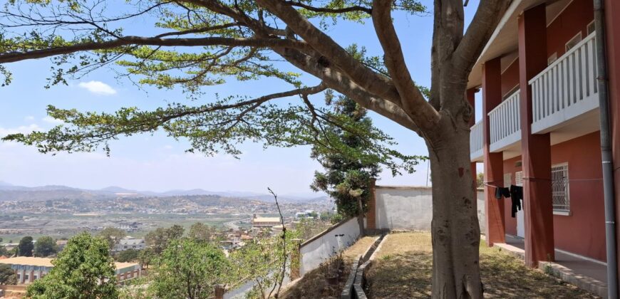 Villa F6 à louer avec jardin et garage sur les hautes d’Ambatomaro