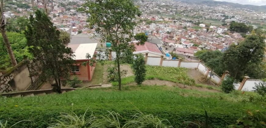 Villa F6 à louer avec jardin et garage sur les hautes d’Ambatomaro