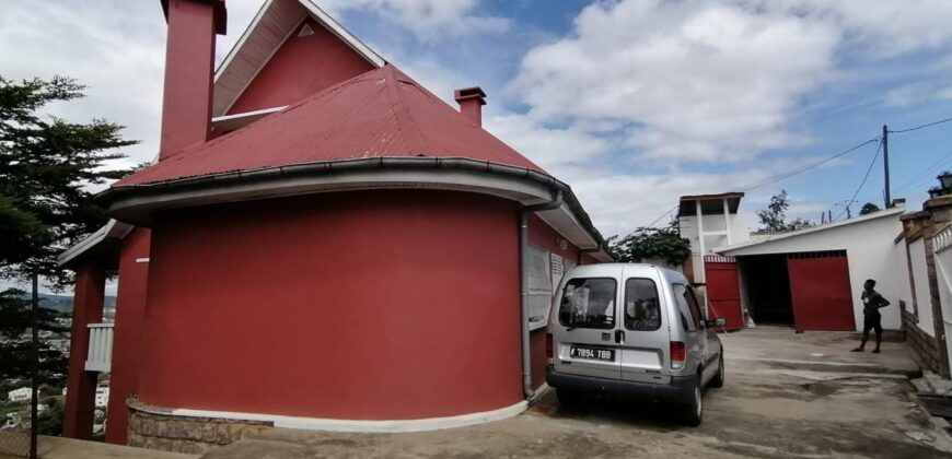 Villa F6 à louer avec jardin et garage sur les hautes d’Ambatomaro