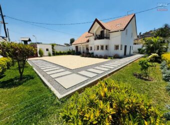 Location d’une villa F6 meublée et équipée située dans un secteur calme à By Pass