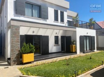 A louer une superbe villa F6 meublée implantée dans une petite résidence à Ambohijanaka