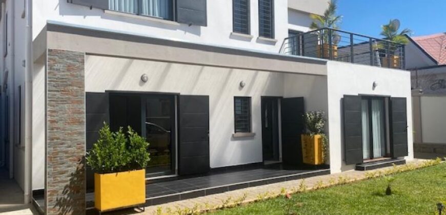 A louer une superbe villa F6 meublée implantée dans une petite résidence à Ambohijanaka